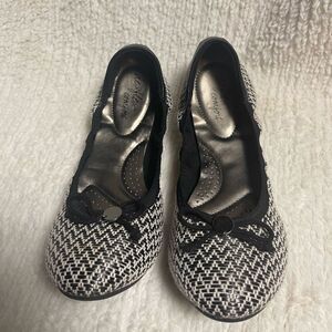 Dexflex comfort fabric woven black & white ballerina flats with bow accent SZ9
